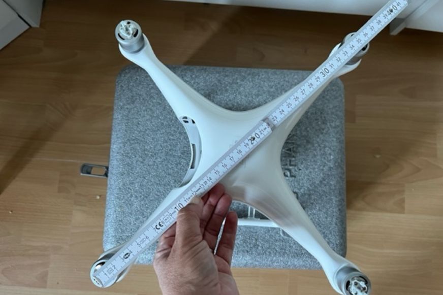 DJI Phantom 4 mit Maßstab